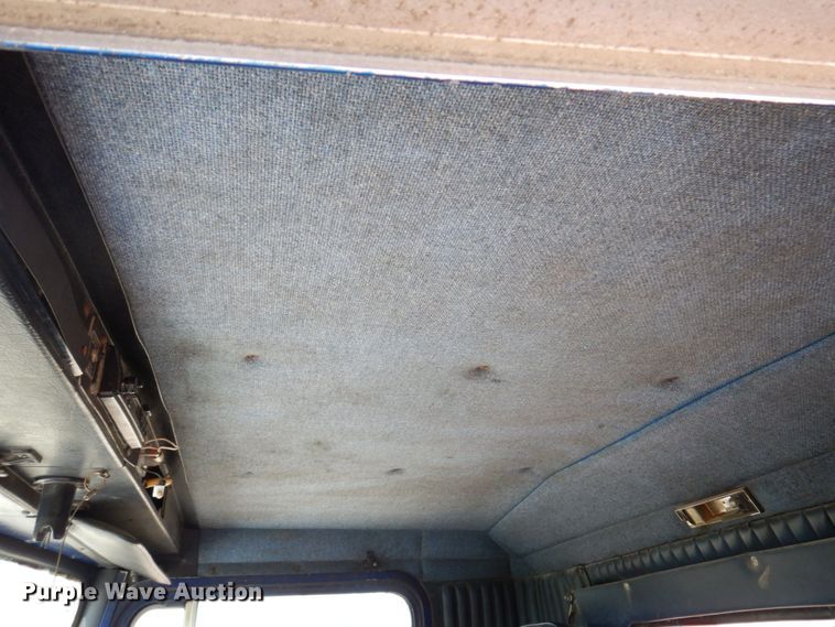 image for item KF9643 1988 Kenworth T600  truck cab and chassis