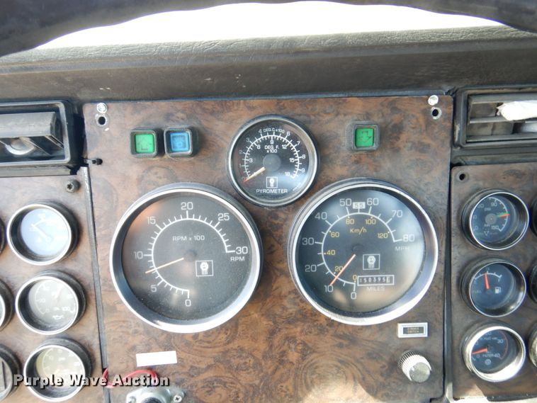 image for item KF9643 1988 Kenworth T600  truck cab and chassis