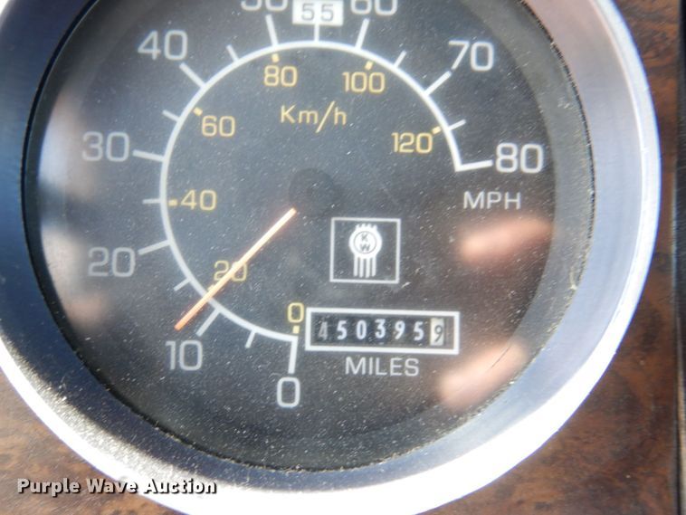 image for item KF9643 1988 Kenworth T600  truck cab and chassis