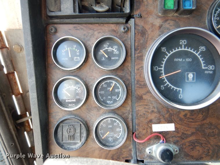 image for item KF9643 1988 Kenworth T600  truck cab and chassis