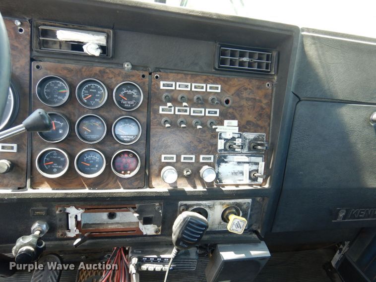 image for item KF9643 1988 Kenworth T600  truck cab and chassis