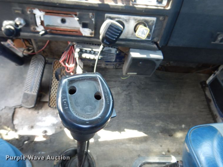 image for item KF9643 1988 Kenworth T600  truck cab and chassis