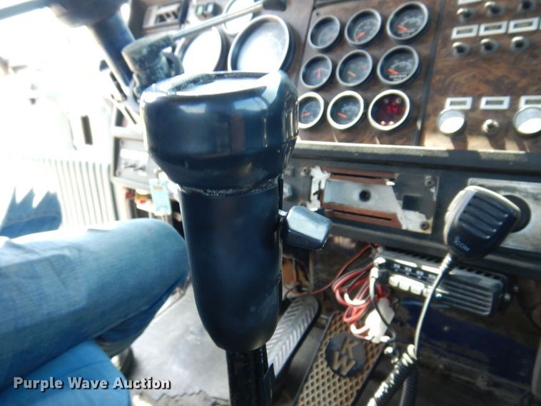 image for item KF9643 1988 Kenworth T600  truck cab and chassis