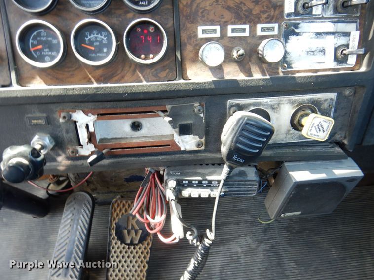 image for item KF9643 1988 Kenworth T600  truck cab and chassis