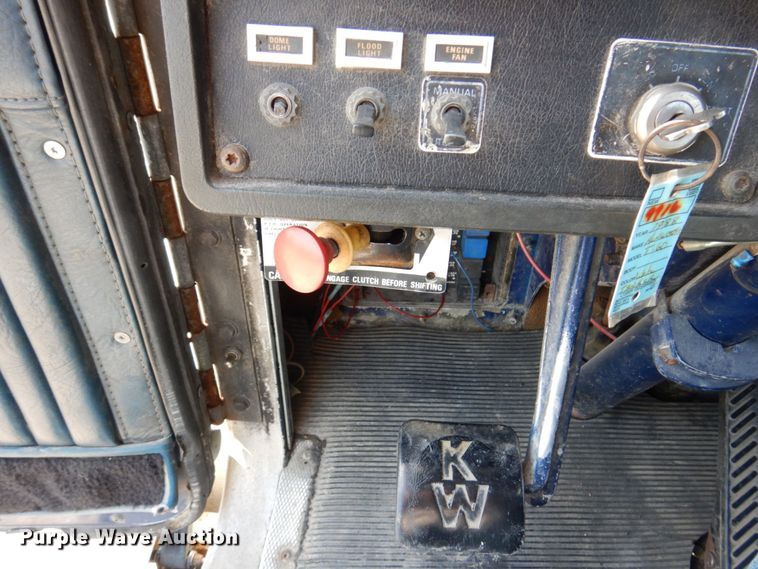 image for item KF9643 1988 Kenworth T600  truck cab and chassis