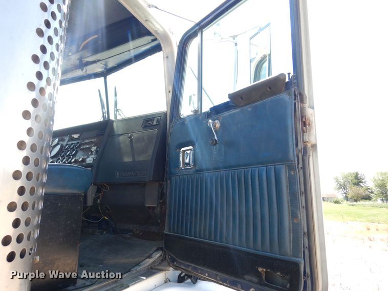 image for item KF9643 1988 Kenworth T600  truck cab and chassis