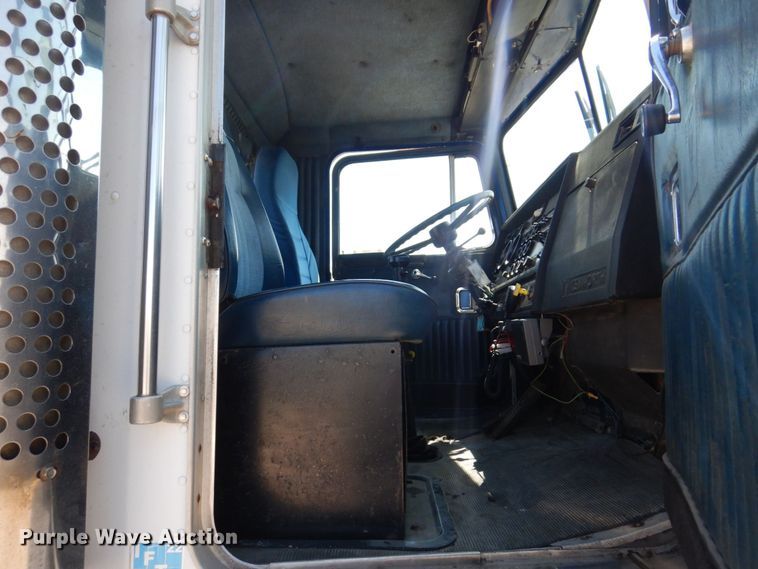 image for item KF9643 1988 Kenworth T600  truck cab and chassis