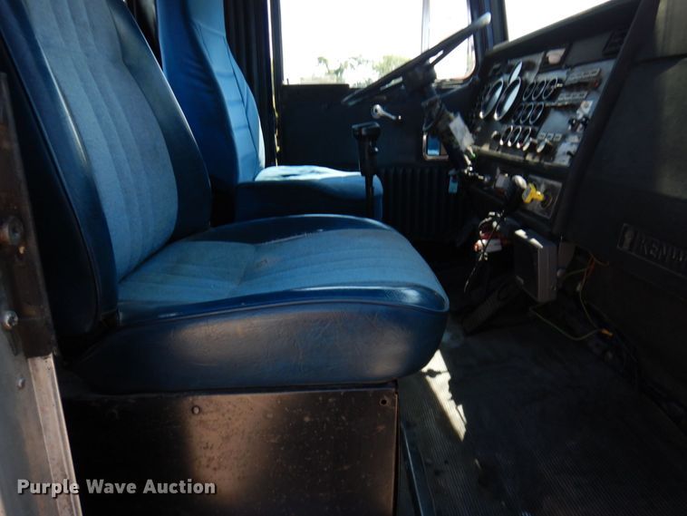 image for item KF9643 1988 Kenworth T600  truck cab and chassis