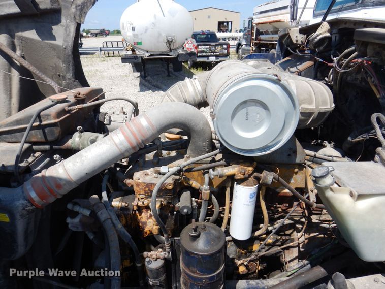 image for item KF9643 1988 Kenworth T600  truck cab and chassis