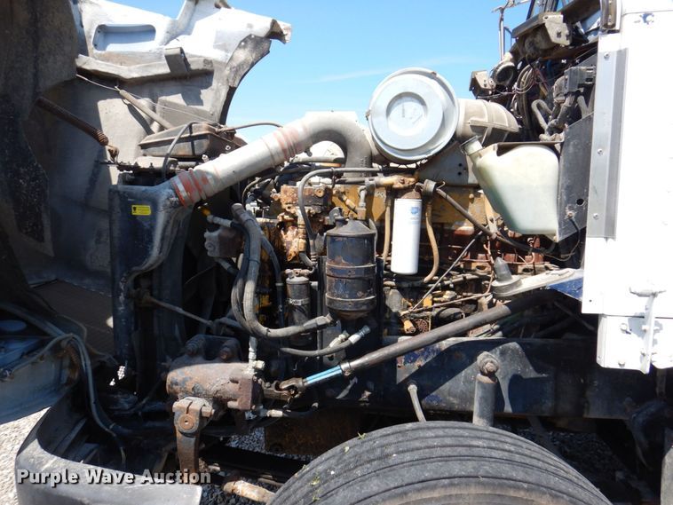 image for item KF9643 1988 Kenworth T600  truck cab and chassis