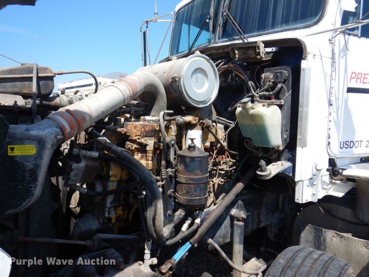 image for item KF9643 1988 Kenworth T600  truck cab and chassis