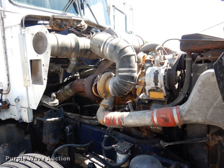 image for item KF9643 1988 Kenworth T600  truck cab and chassis