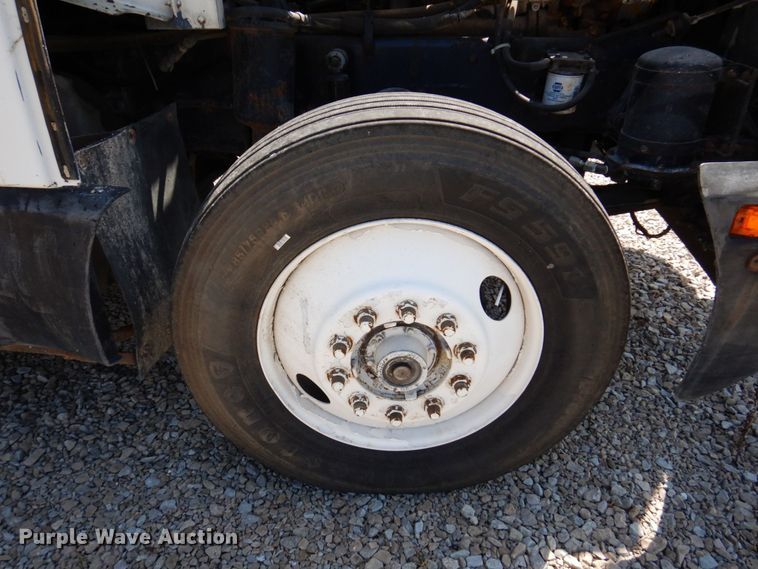 image for item KF9643 1988 Kenworth T600  truck cab and chassis