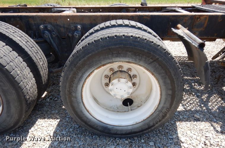 image for item KF9643 1988 Kenworth T600  truck cab and chassis