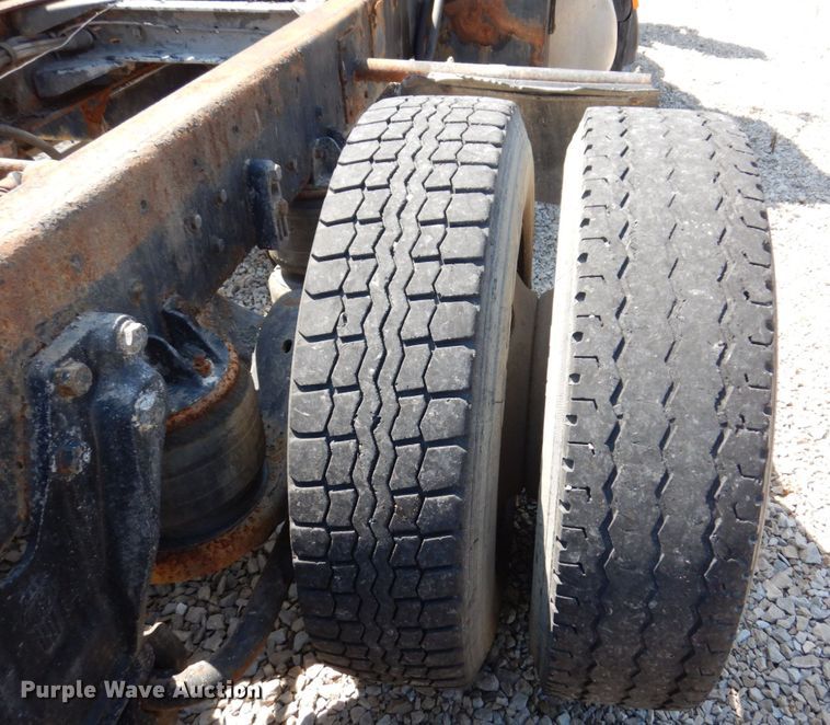 image for item KF9643 1988 Kenworth T600  truck cab and chassis