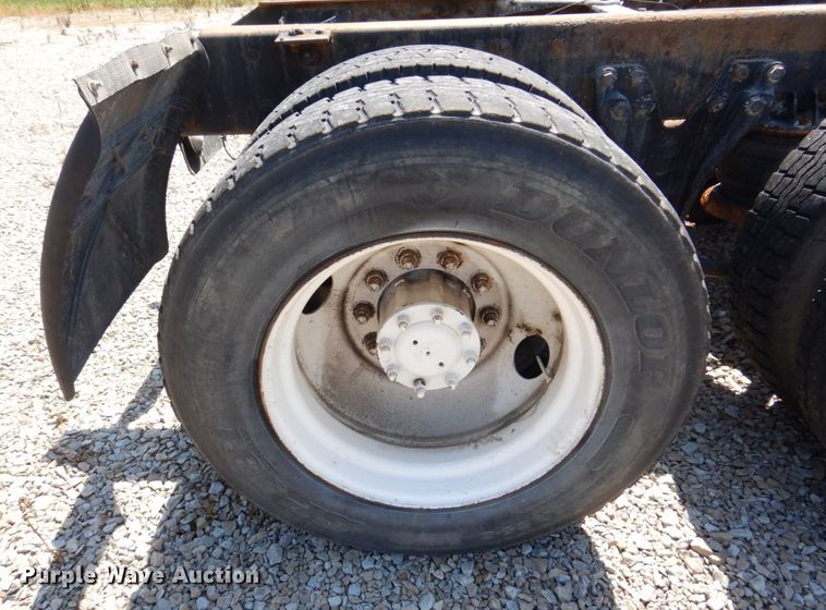 image for item KF9643 1988 Kenworth T600  truck cab and chassis