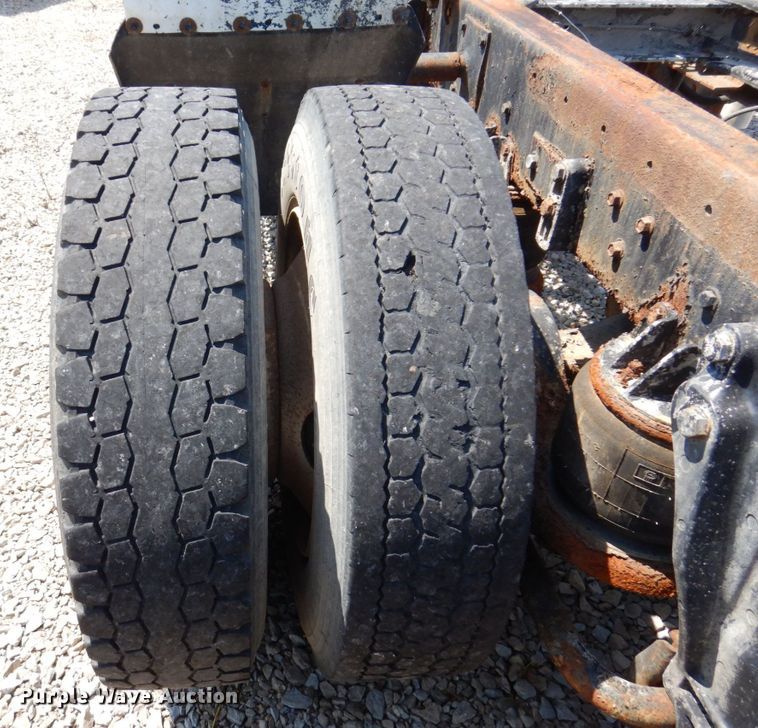 image for item KF9643 1988 Kenworth T600  truck cab and chassis