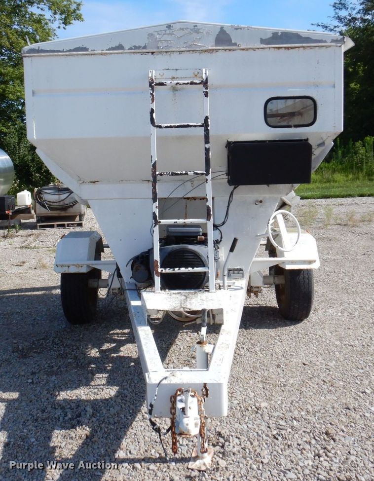 image for item KF9647 1990 Unverferth 150  fertilizer tender