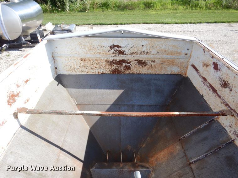 image for item KF9647 1990 Unverferth 150  fertilizer tender