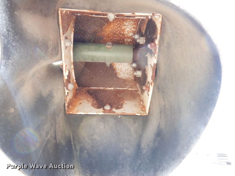 image for item KF9647 1990 Unverferth 150  fertilizer tender