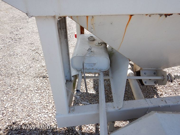 image for item KF9647 1990 Unverferth 150  fertilizer tender