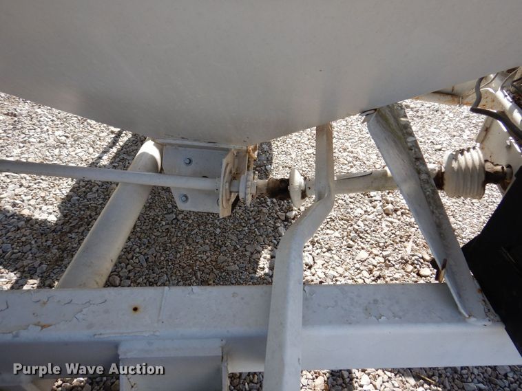 image for item KF9647 1990 Unverferth 150  fertilizer tender