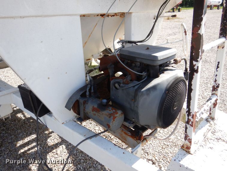 image for item KF9647 1990 Unverferth 150  fertilizer tender