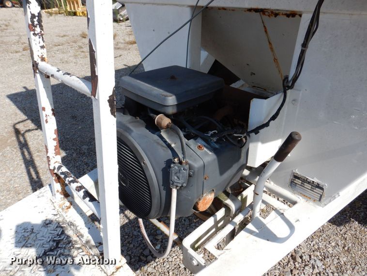 image for item KF9647 1990 Unverferth 150  fertilizer tender