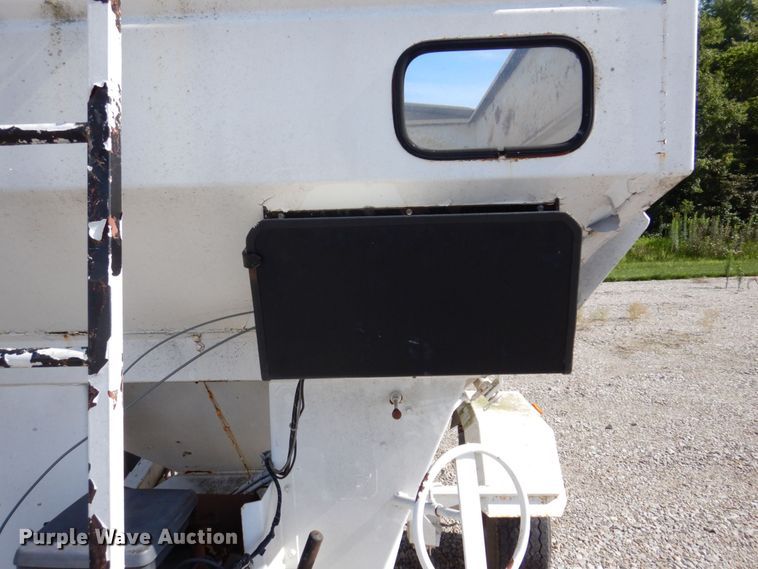 image for item KF9647 1990 Unverferth 150  fertilizer tender