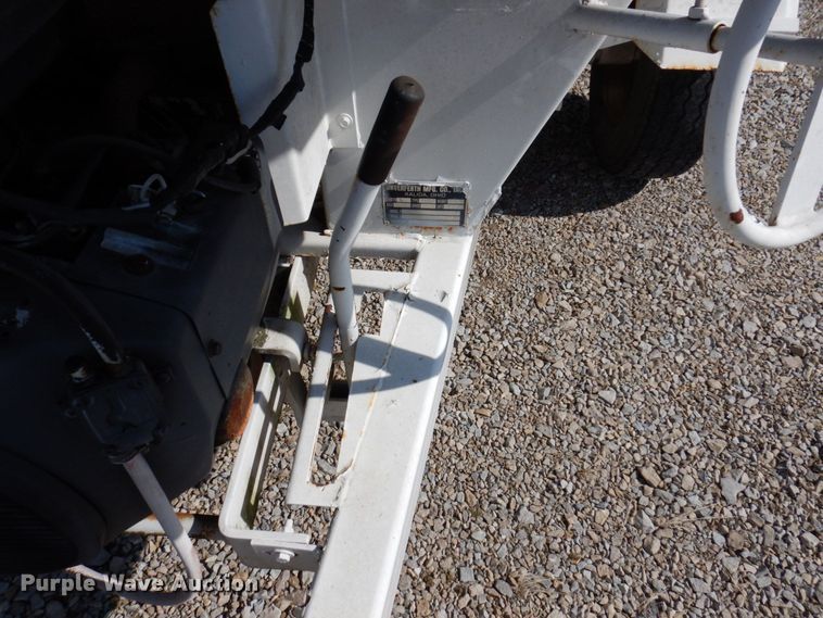 image for item KF9647 1990 Unverferth 150  fertilizer tender