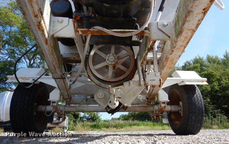 image for item KF9647 1990 Unverferth 150  fertilizer tender