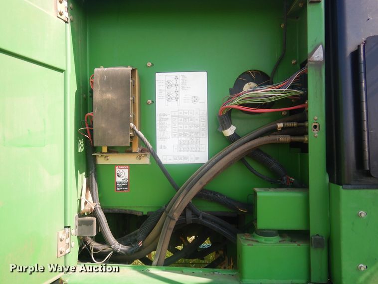 image for item KI9251 2004 John Deere 4995  windrower