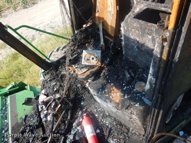 image for item KI9251 2004 John Deere 4995  windrower