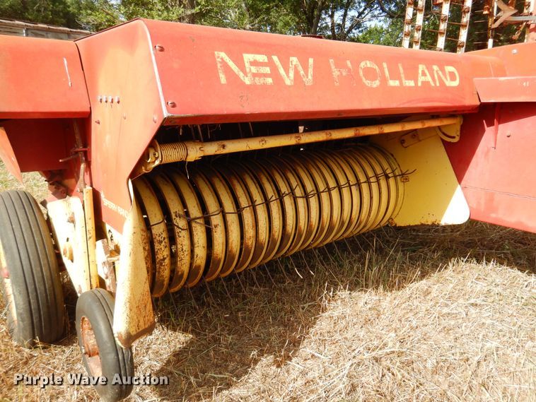image for item KI9306 New Holland 273  small square baler