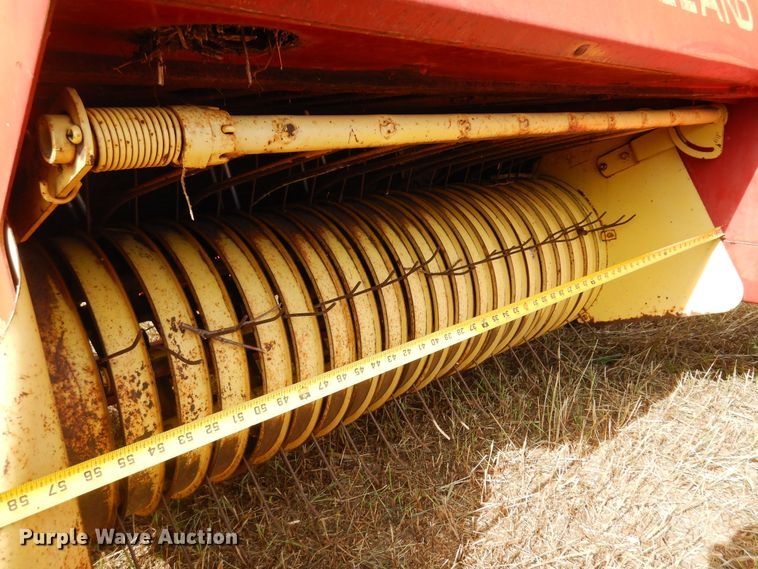 image for item KI9306 New Holland 273  small square baler