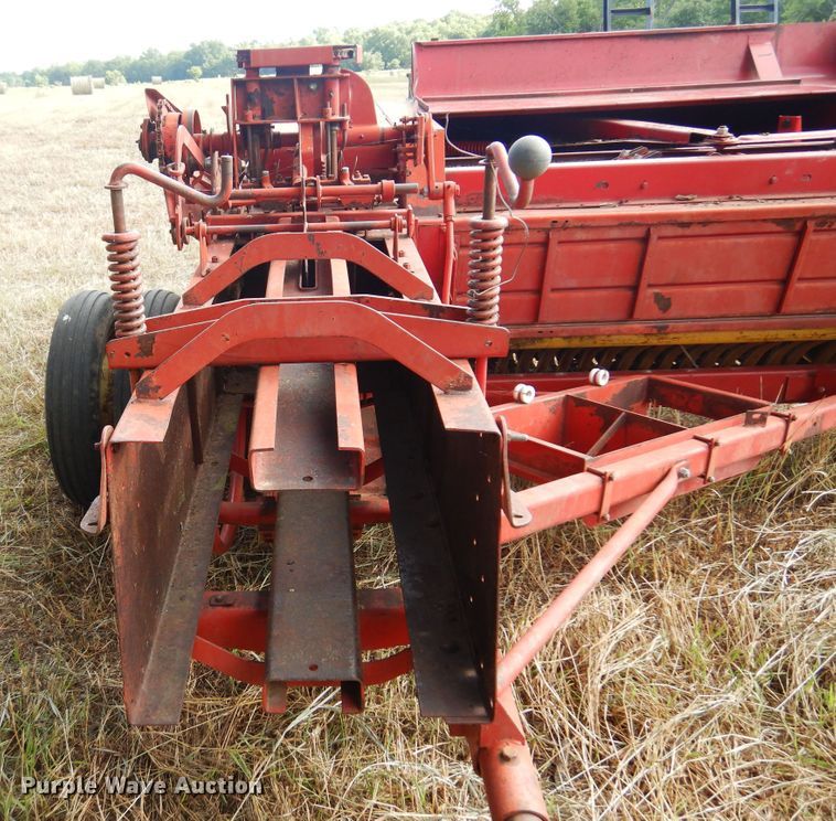 image for item KI9306 New Holland 273  small square baler