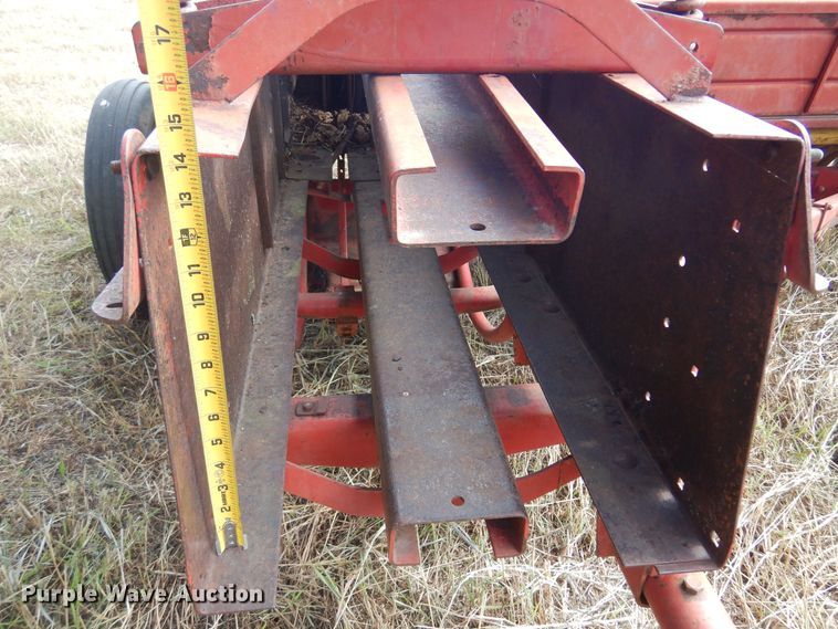 image for item KI9306 New Holland 273  small square baler