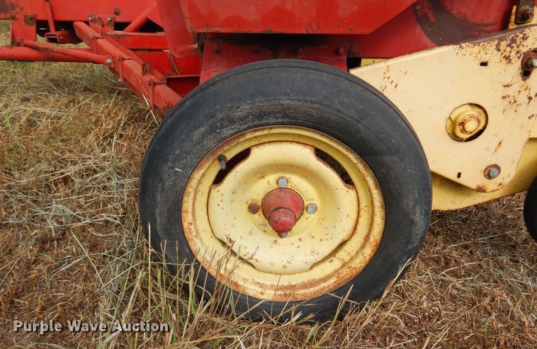 image for item KI9306 New Holland 273  small square baler