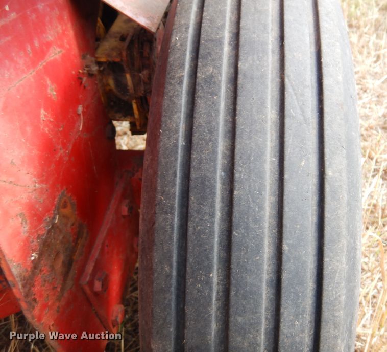 image for item KI9306 New Holland 273  small square baler