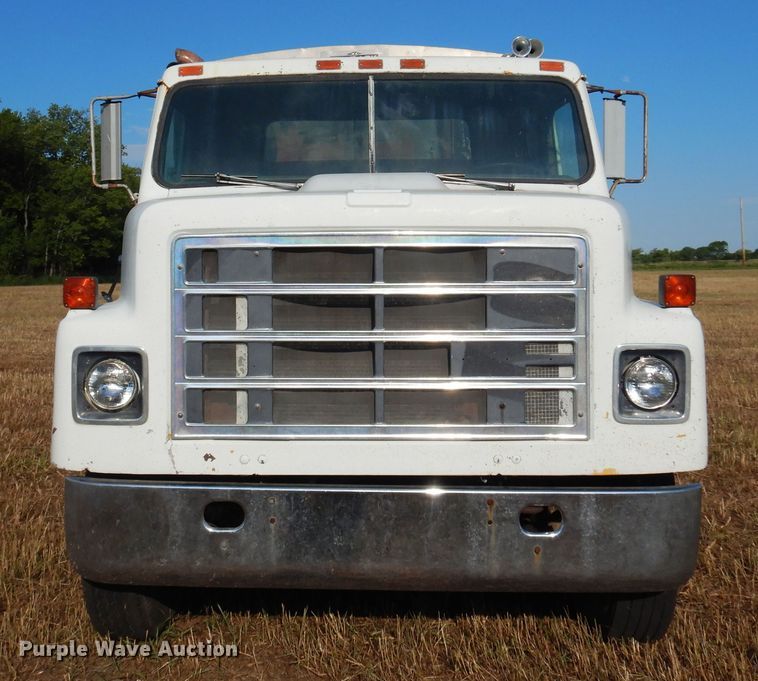 image for item KI9324 1979 International F2275  grain truck