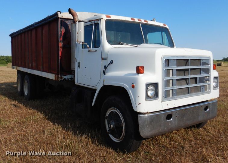 image for item KI9324 1979 International F2275  grain truck