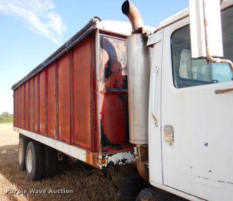 image for item KI9324 1979 International F2275  grain truck