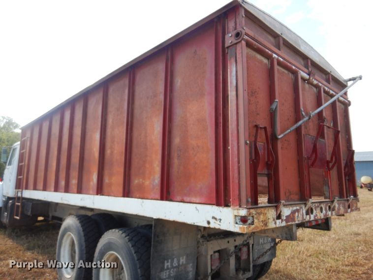 image for item KI9324 1979 International F2275  grain truck