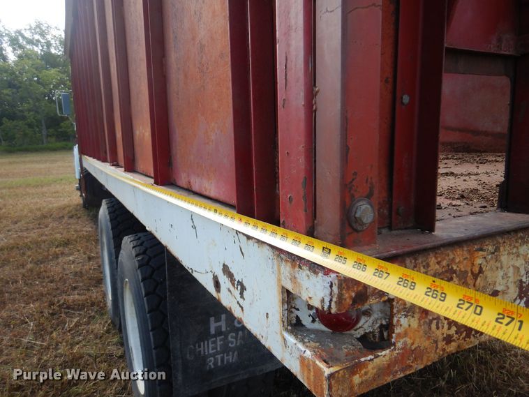 image for item KI9324 1979 International F2275  grain truck