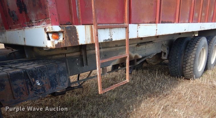 image for item KI9324 1979 International F2275  grain truck