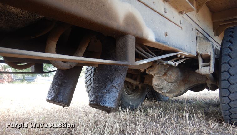 image for item KI9324 1979 International F2275  grain truck