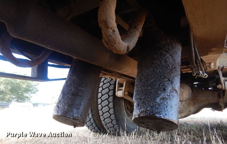 image for item KI9324 1979 International F2275  grain truck