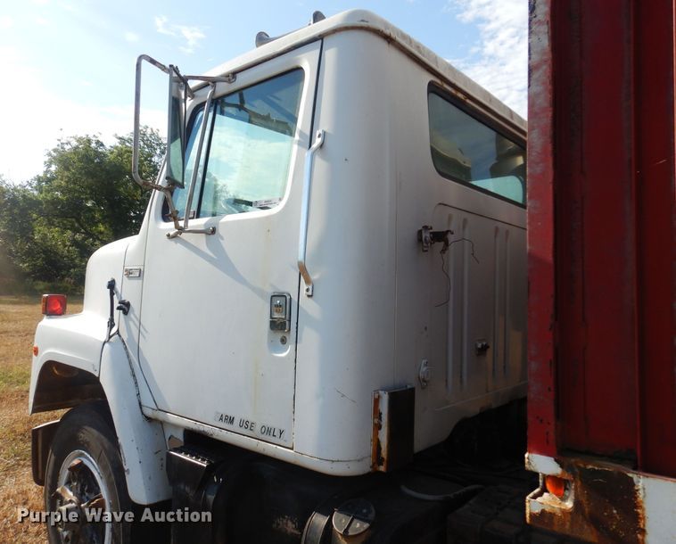 image for item KI9324 1979 International F2275  grain truck