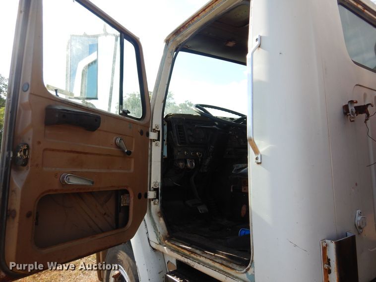 image for item KI9324 1979 International F2275  grain truck