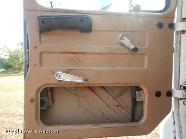 image for item KI9324 1979 International F2275  grain truck